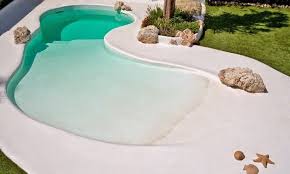 Weiß lackierter Pool